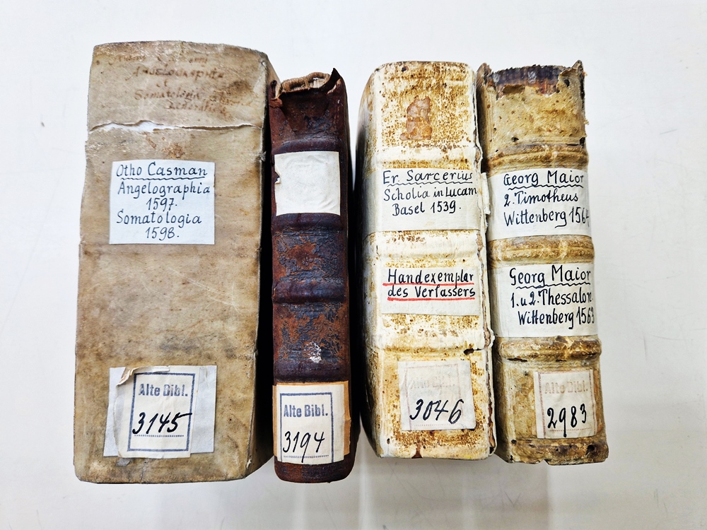 Vier alte Bibliotheksbücher
